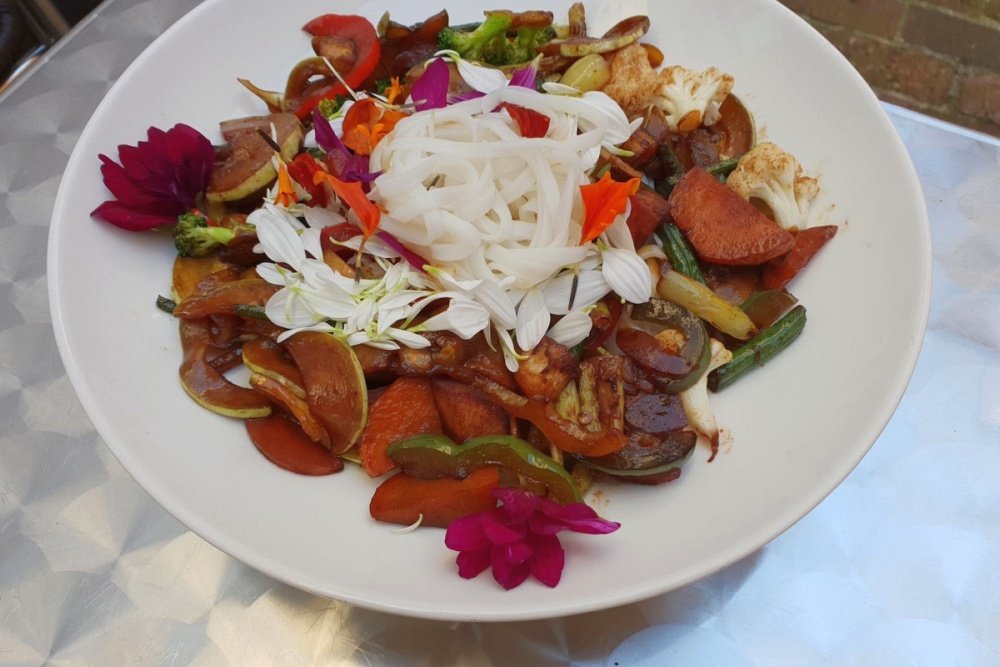 Smażone krótko warzywa z woka podawane z makaronem ryżowym