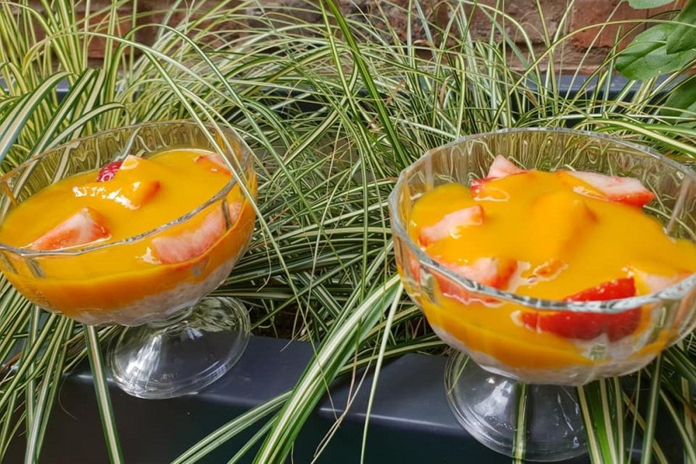 Kokosowy deser z tapioki w szklanym pucharku