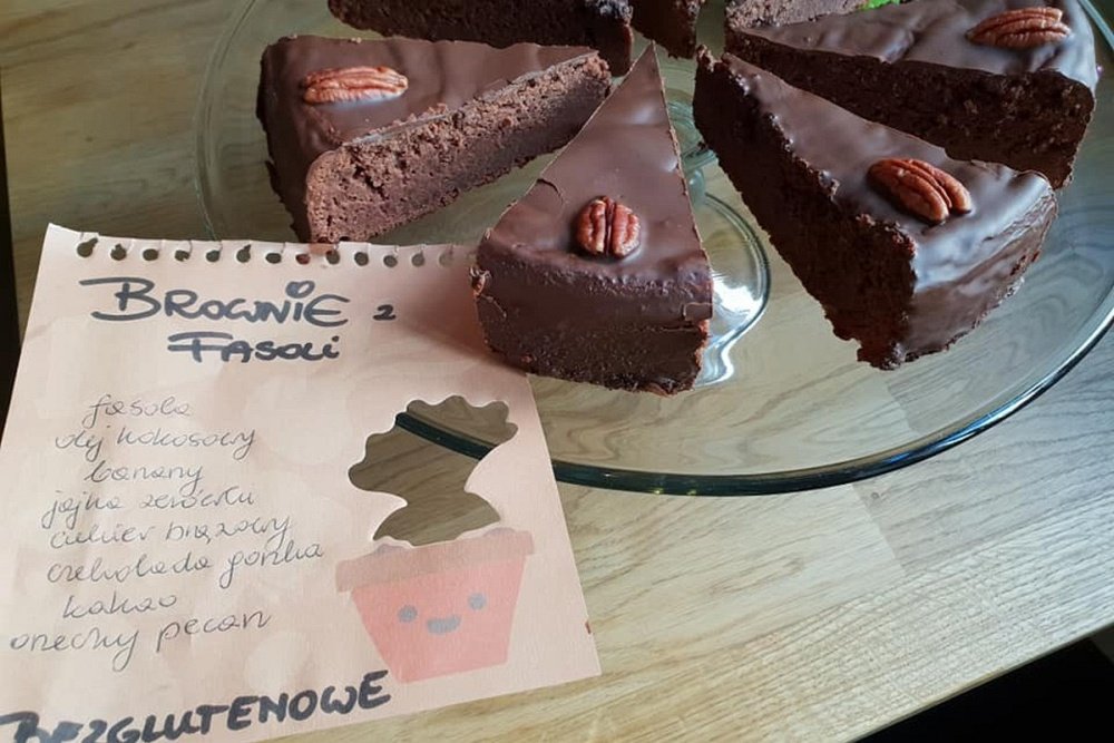 Talerz z porcjami czekoladowego fasolowego brownie
