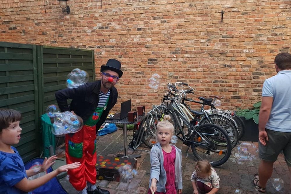 Klauna Koko i dzieci na podwieczorku w Chwast Prast