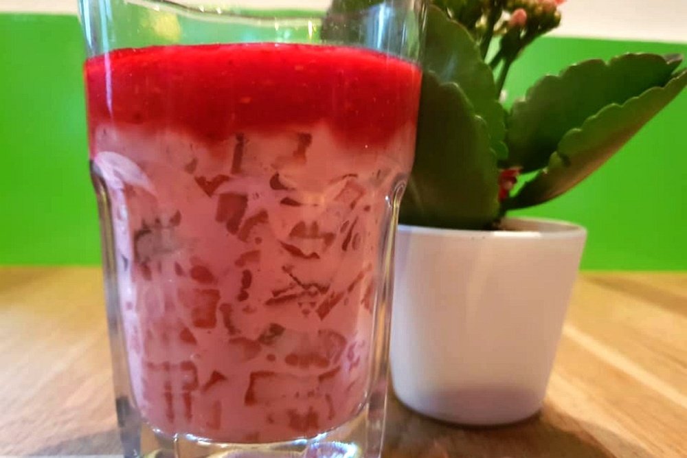 Tapiokowo-kokosowy deser z musem malinowym