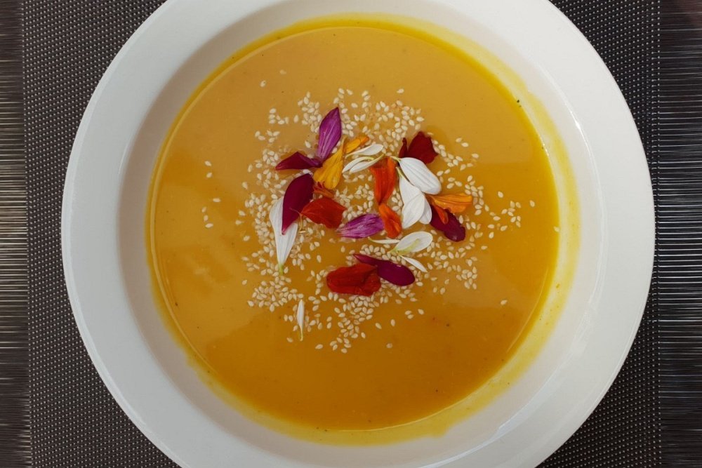 Talerz z kremem z dyni z liściem bergamotki