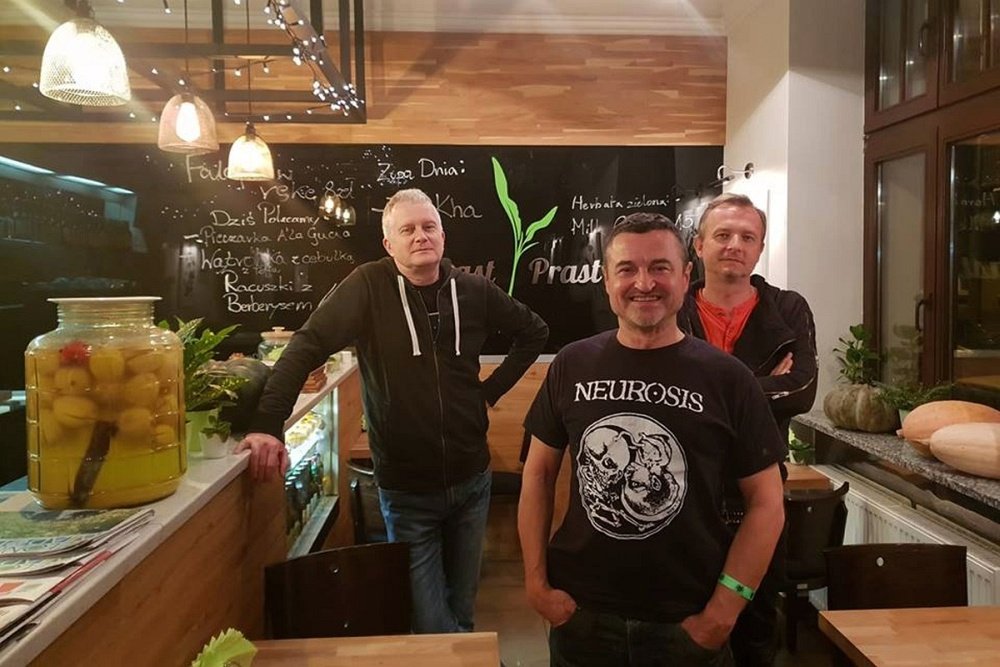 Zdjęcie przedstawia zespół Dezerter na obiedzie w Chwast Prast