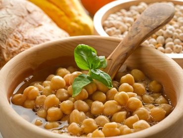 Na zdjęciu drewniana miska, w niej ciecierzyca namoczona na falafle