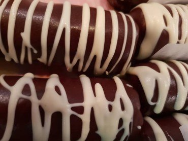 Zdjęcie przedstawia wegańskie ciasto - Bounty czekoladowe