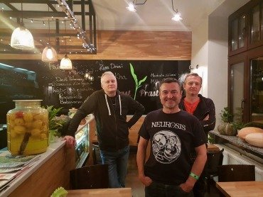 Zdjęcie przedstawia zespół Dezerter na obiedzie w Chwast Prast