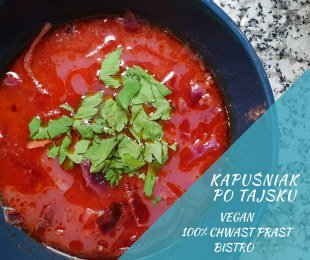 Zdjęcie przedstawia talerz zupy Kapuśniak po Tajsku, posypanej świeżą kolendrą