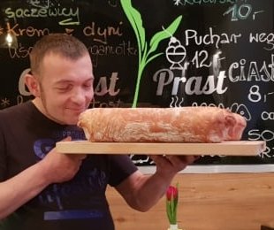 Na zdjęciu szef kuchni prezentuje Struclę z Pokrzywami