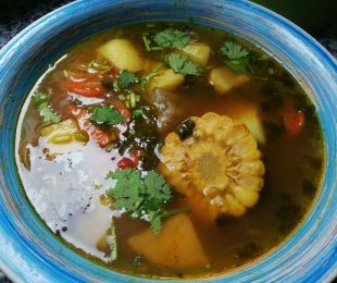 Zdjęcie przedstawia talerz zupy Sopa de maiz, z kukurydzą i makaromen kukurydzianym