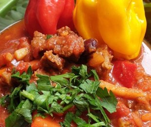 Na zdjęciu talerz, na nim Gulasz meksykański z seitanem