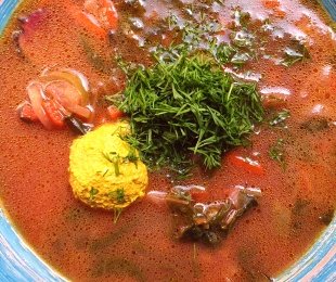 Zdjęcie przedstawia talerz botwinki z wegańskim żółtkiem i koperkiem