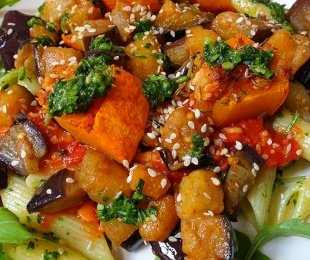 Na zdjęciu talerz, na nim makaron penne z bakłażanem, dynią, rodzynkami i pesto z rdestu ostrogorzkiego