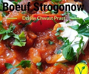 Na zdjęciu talerz, na nim potrawa Boeuf Strogonow z pieczarkami