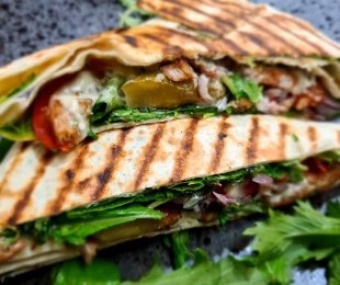 Zdjęcie przedstawia potrawę gyros wege