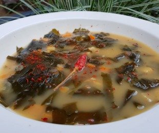 Zdjęcie przedstawia talerz zupy Wakame Hot z wodorostami wakame i papryką gochugaru