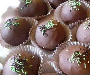 Zdjęcie przedstawia ciastka, czekoladowe bomby rumowe