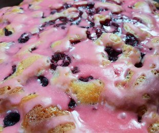 Zdjęcie przedstawia ciasto malinowe z syropem orkiszowym