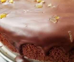 Zdjęcie przedstawia ciasto Brownie pomarańczowe, polane czekoladą