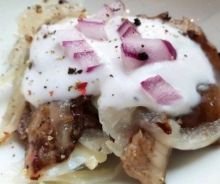 Na zdjęciu kiszone opieńki z wegańską śmietanką i czerwoną cebulką