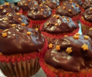 Zdjęcie przedstawia ciastka, dyniowe muffiny z cukrem daktylowym