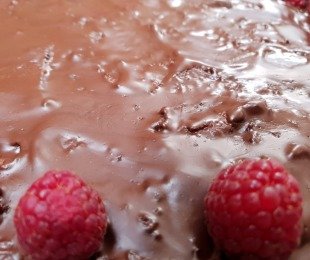 Zdjęcie przedstawia sernik jaglany orzechowo czekoladowy