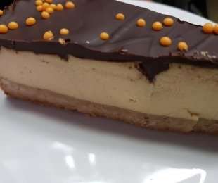 Zdjęcie przedstawia porcje dyniowo orzechowego sernika z tofu